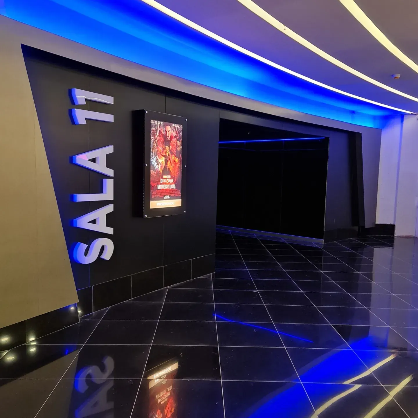 Señalética y tótems publicitarios iluminados instalados en complejo Cinemark