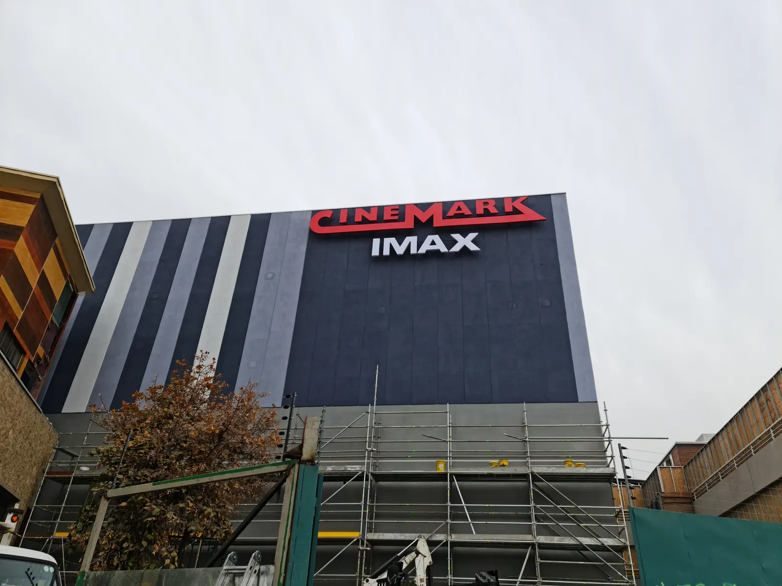 Letrero CINEMARK IMAX en la fachada del complejo