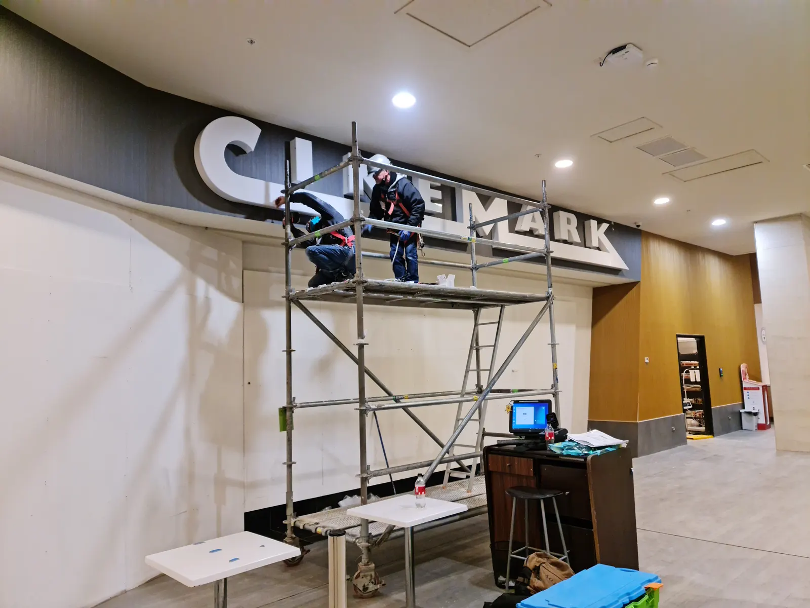 Instalación de las letras de fachada