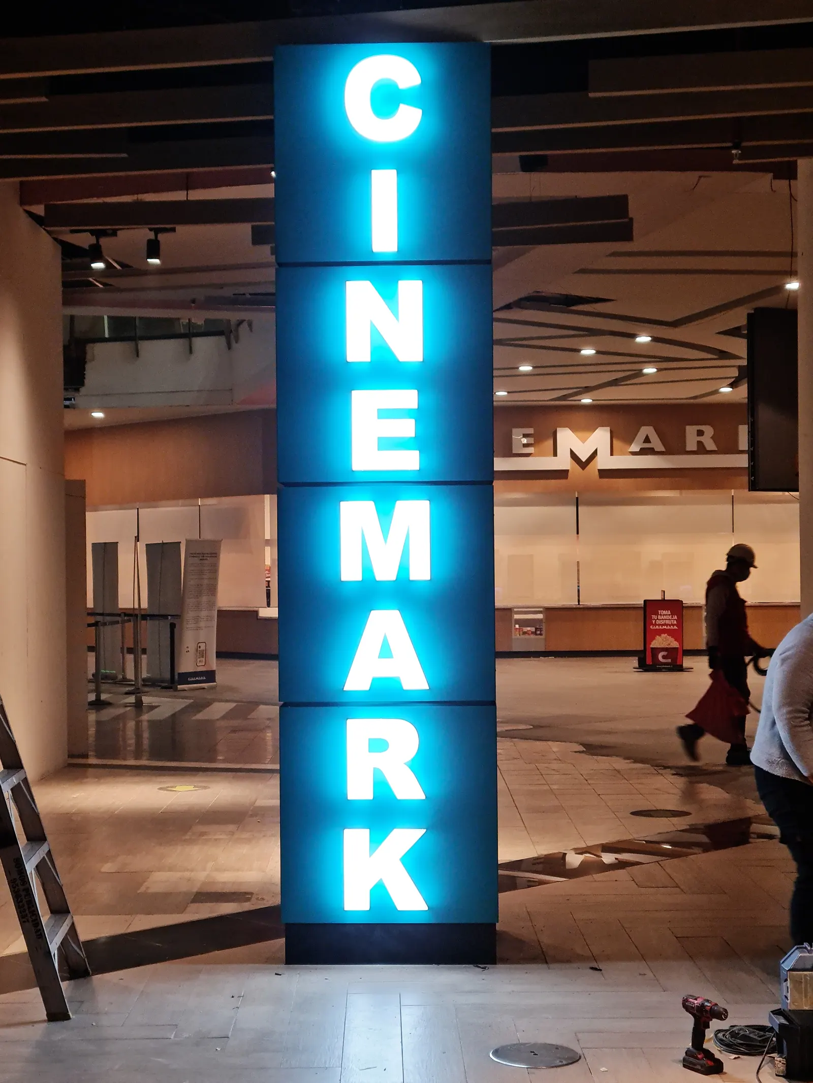Tótem CINEMARK encendido en el mall