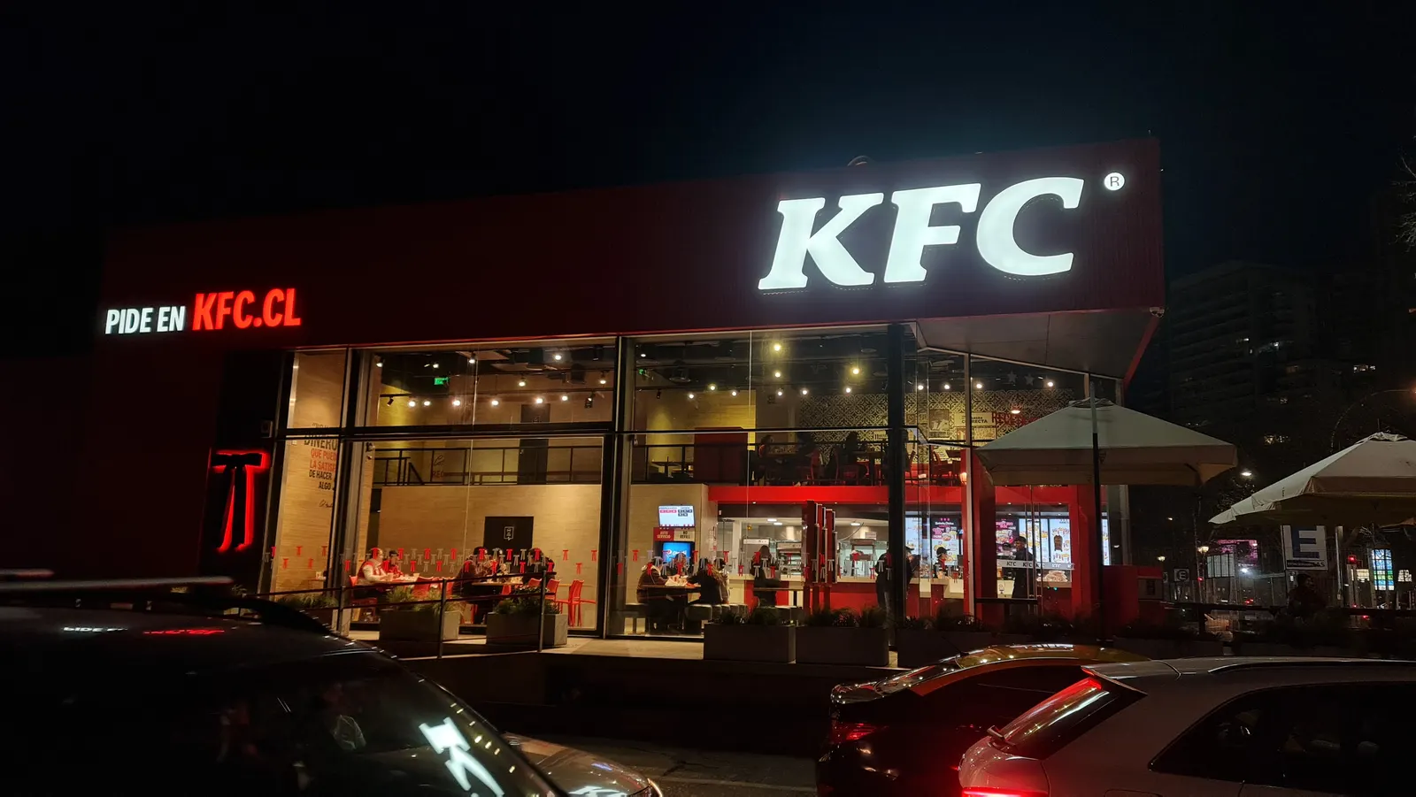 Instalación en altura de letras volumétricas iluminadas para fachada de KFC