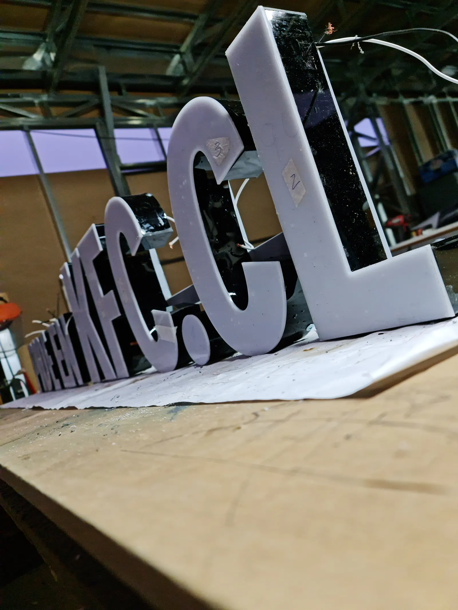 Detalle del cuerpo de las letras antes del montaje