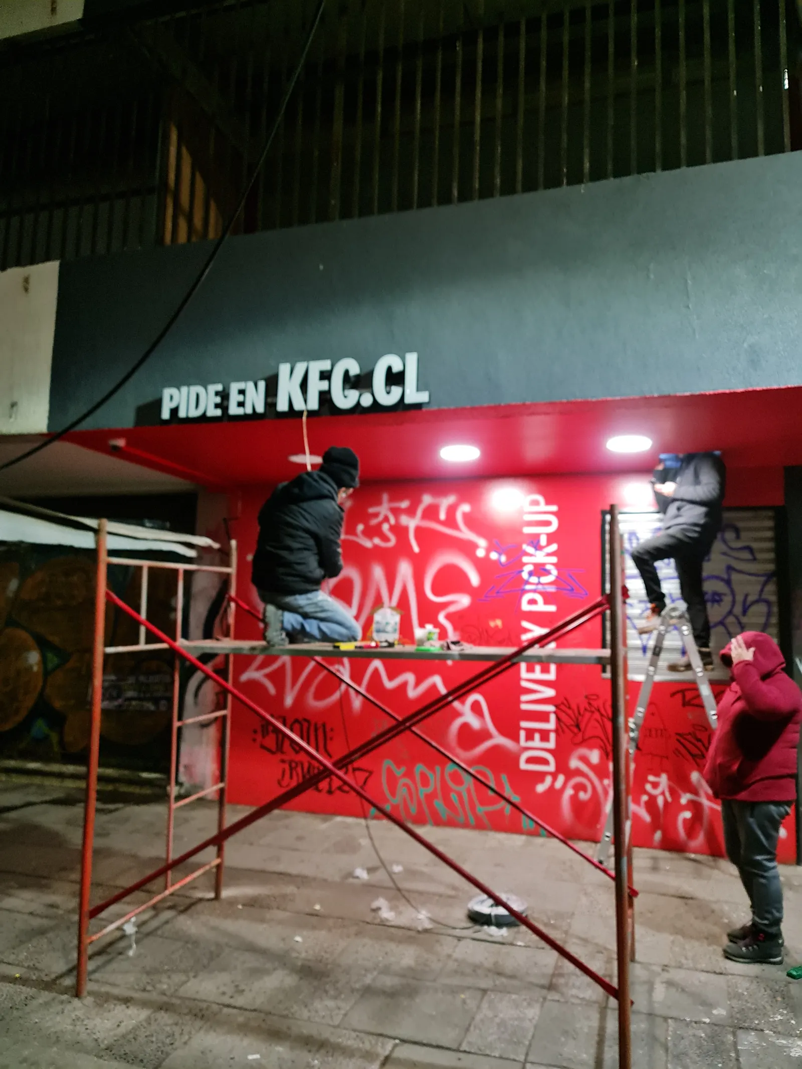 Montaje nocturno sobre andamio en la fachada