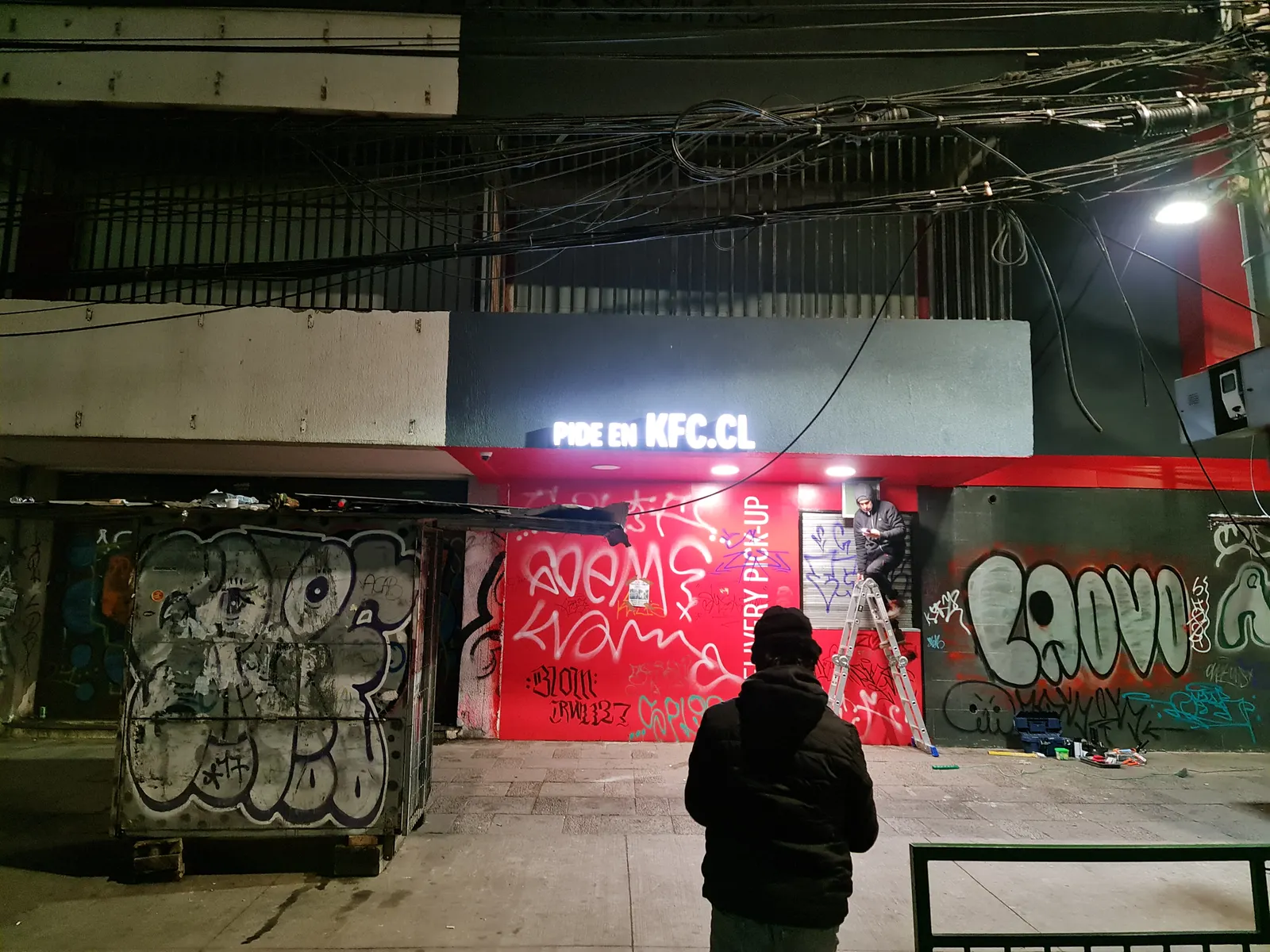 Letras instaladas y encendidas la misma noche