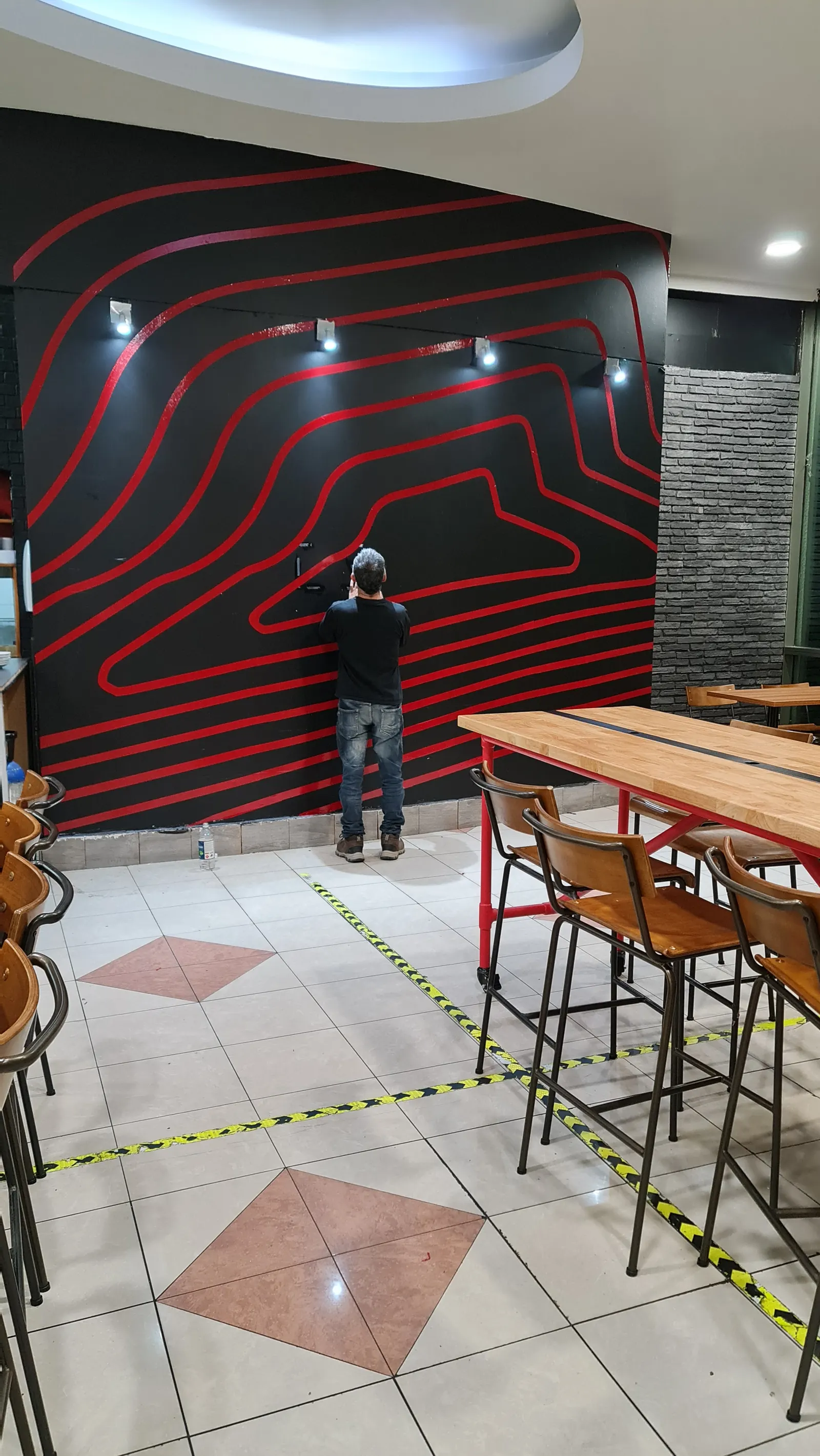 Mural de Neón Flex iluminado en salón comercial de Pizza Hut