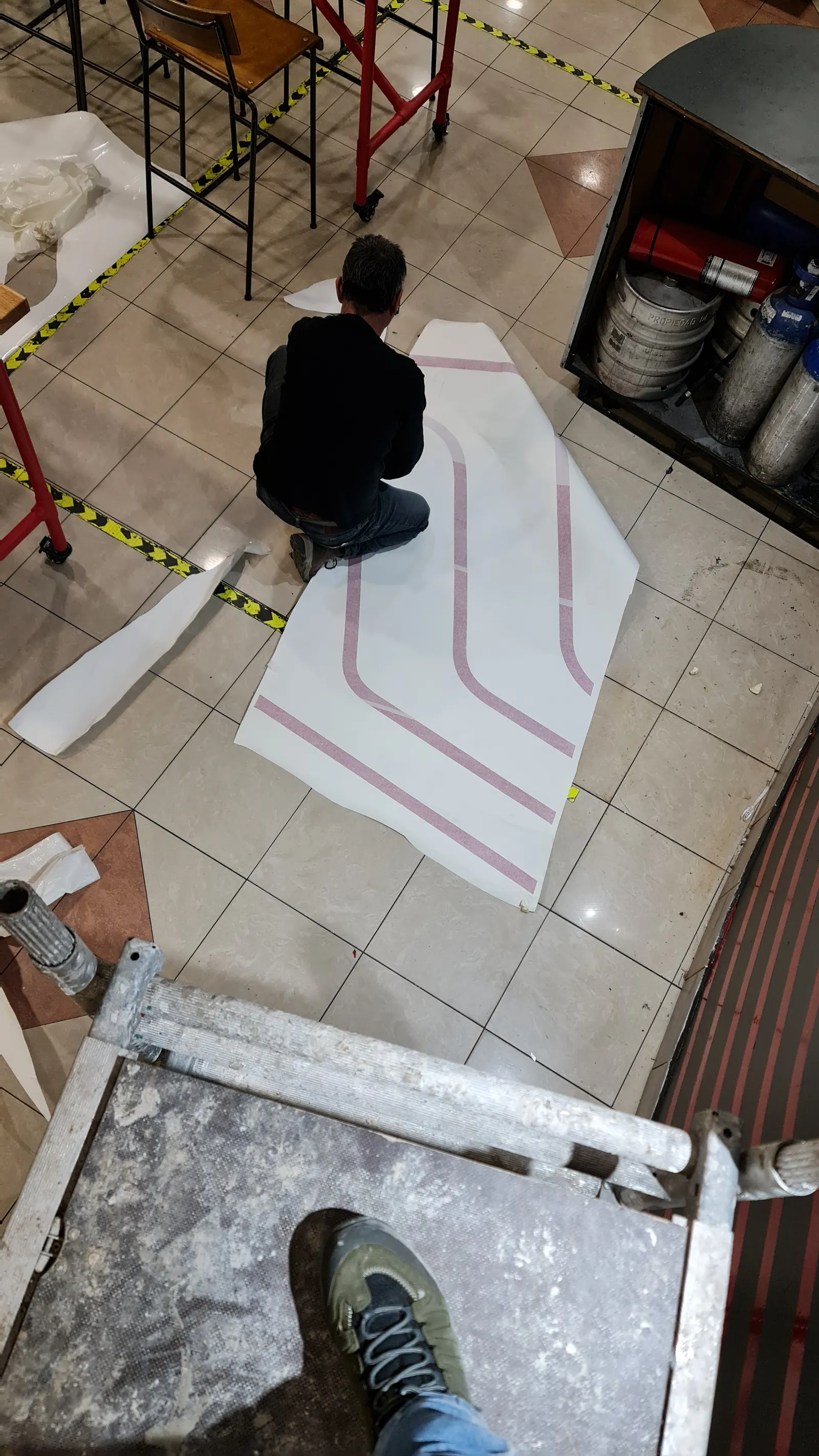 Plantillas del diseño en el piso durante el montaje