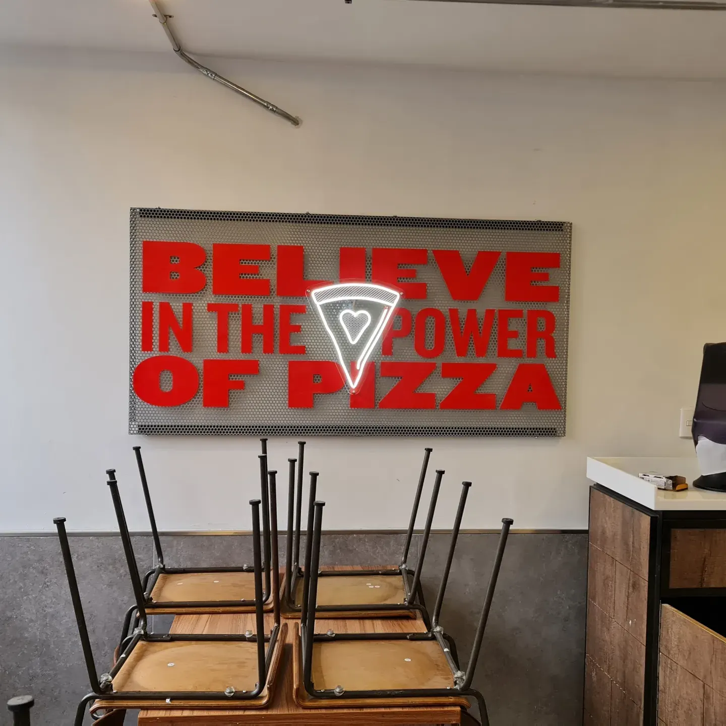 Letrero de neón BELIEVE IN THE POWER OF PIZZA