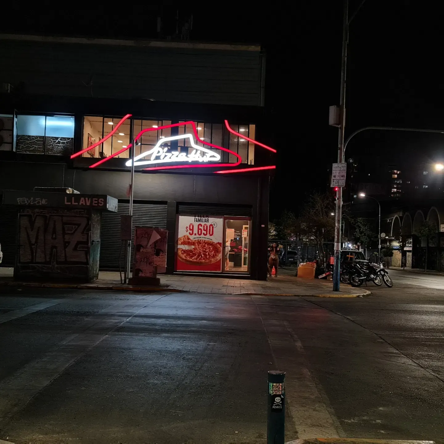 Fachada del local encendida de noche